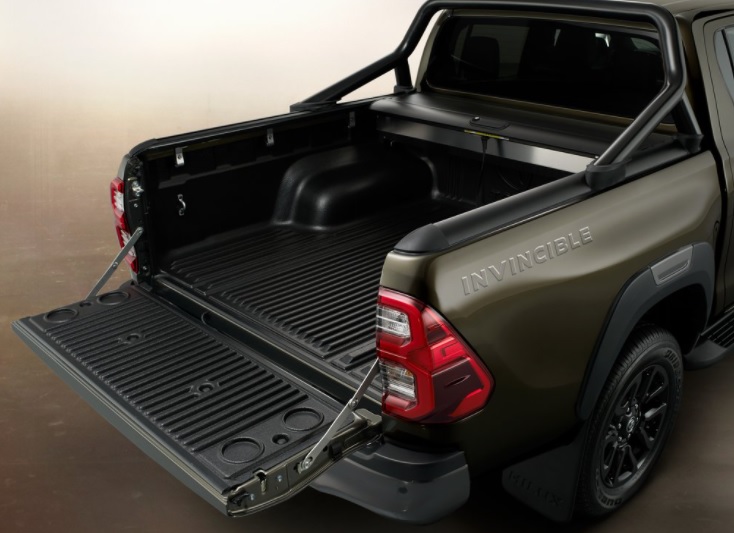 2020 Toyota Hilux 2.4 4x4 150 HP Boot Space